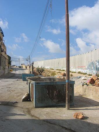 Mur s�parant le camps de r�fugi�s A�da de son ancien parc de d�tente, Bethlehem, Palestine