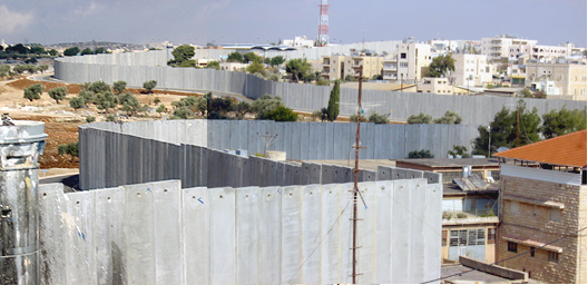 Mur s�parant le camps de r�fugi�s A�da de son ancien parc de d�tente, Bethlehem, Palestine